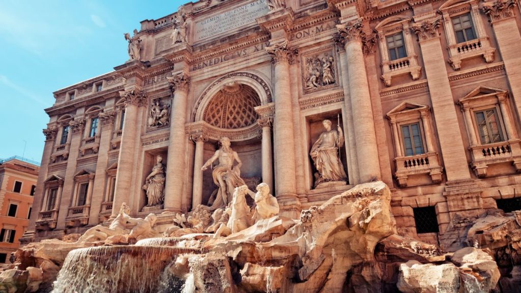 Roma’da Trevi Çeşmesi’nin heykelli cephesi