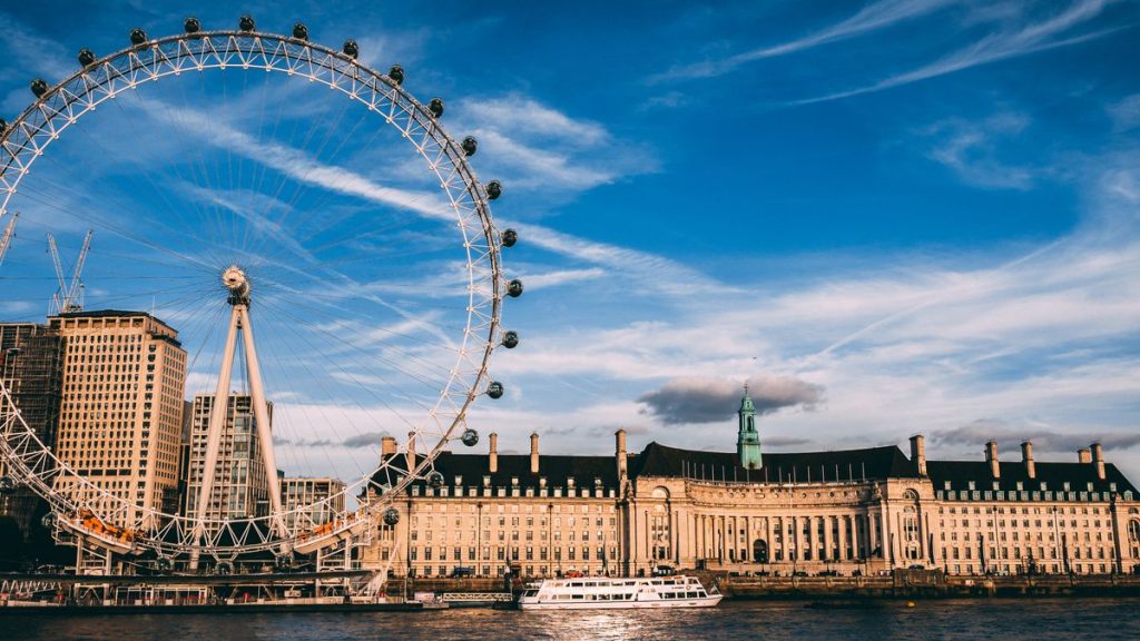 Thames kıyısında London Eye ve Londra silueti