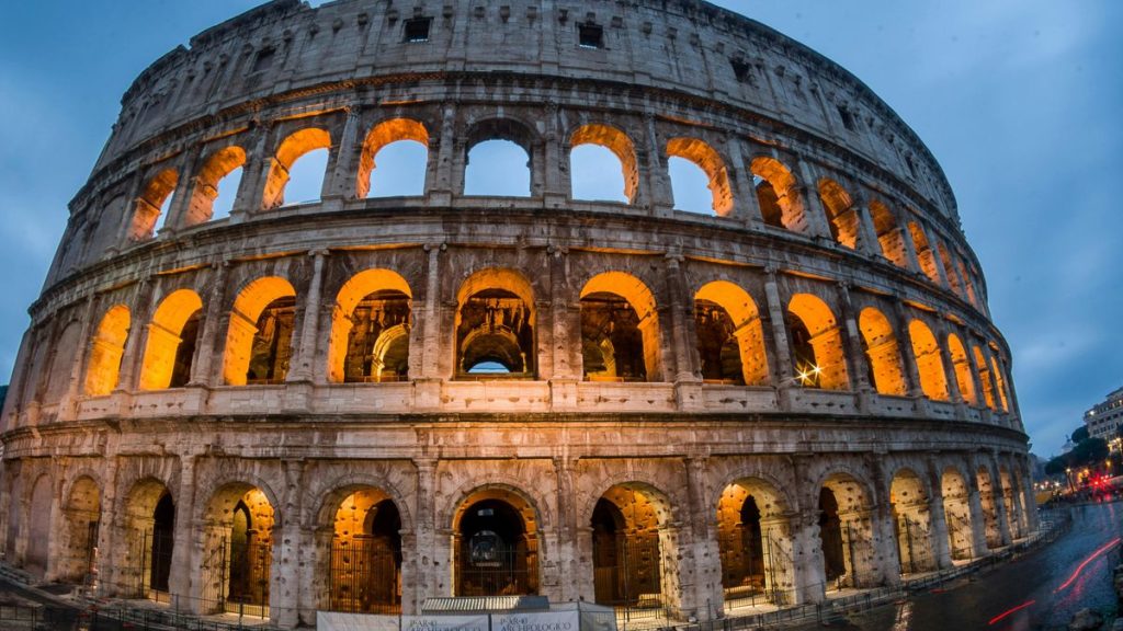 Gece ışıklandırılmış Roma Kolezyumu