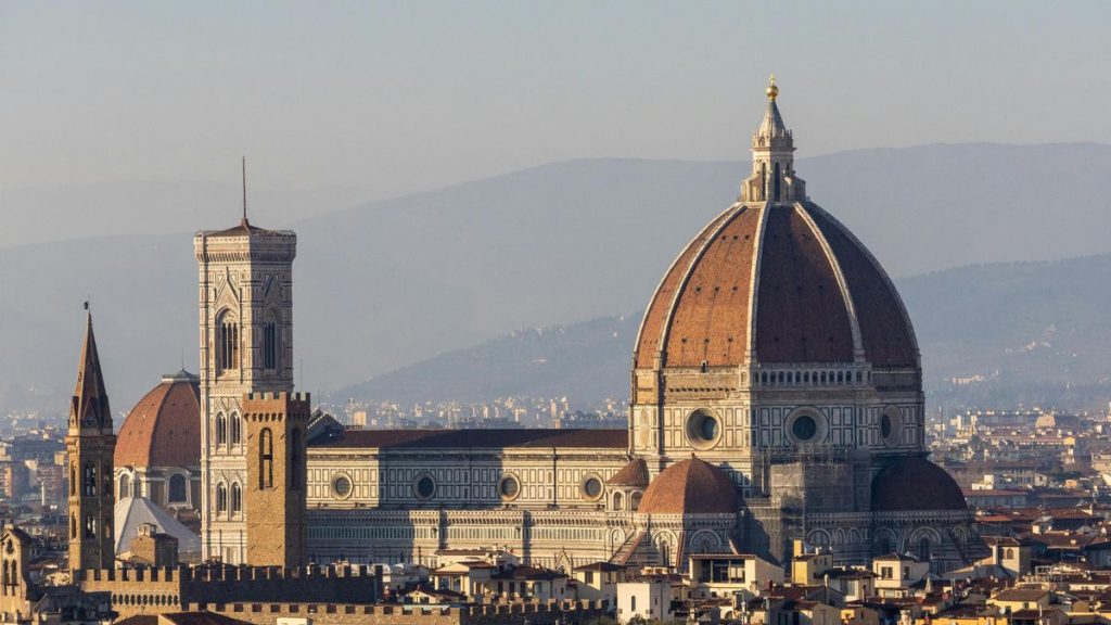 Floransa’da Duomo kubbesi ve şehir manzarası