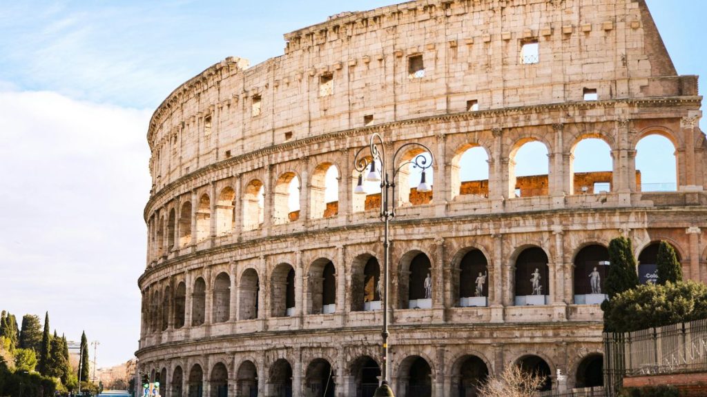 Gündüz çekilmiş Roma Kolezyumu