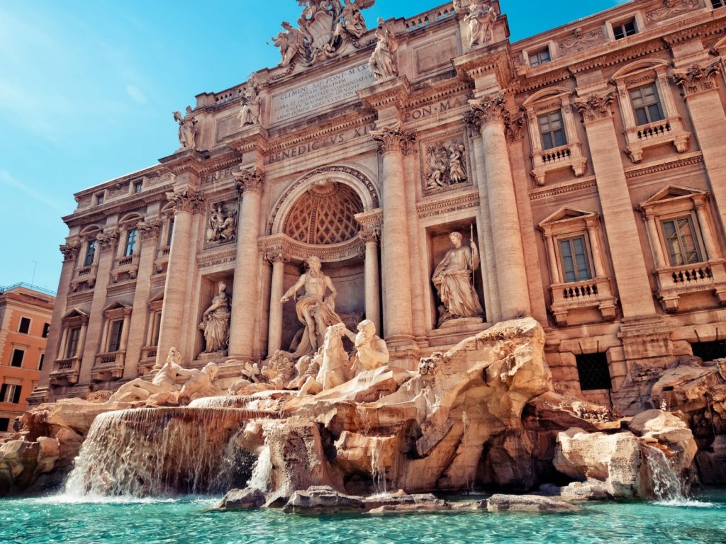 Roma’da Trevi Çeşmesi’nin heykelli cephesi