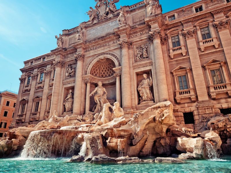 Roma’da Trevi Çeşmesi’nin heykelli cephesi